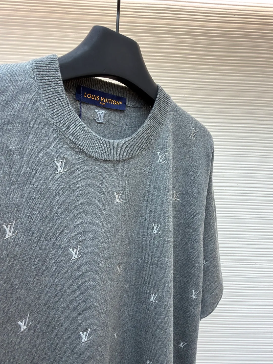 LOUIS VUITTON woolen short sleeves with small gray characters embroidery ●Original version: purchased and developed by 11365 ●Item number: 1682208-B00 ●Fabric: pure cotton yarn wool fabric ●Technology: embroidery production ●Color: gray ●Version: fitted version ●Weight: about 380 grams ●Size: XS-S-M-L ●Description: The whole piece is made with full embroidery technology. The stitching technique is mainly used to fill in the slender and curved lines of the embroidery shape, which can show the details and layering of the pattern. The slender and curved lines have a strong sense of line and three-dimensionality when stitched, and the stitching technique is vivid, lively and has good coverage. Use embroidery thread to embroider the pattern stitch by stitch. The pattern will be tight and have a shrinking effect. The splicing of the armholes, neckline and body adopts fine stitch processing instead of direct sewing. This processing method makes the product more detailed; it also improves the texture of the product and the yarn itself has ductility. The upper body has a drapey feel without being tight and wraps around the body. The washing process of the yarn softens the touch of the fabric while still retaining the original sense of wideness. The overall wiring is straight and delicate, the fabric is comfortable and soft, and the color is consistent without color difference. It can be matched with the same style to create a fashionable look and control various occasions. Customized accessories, complete with three standards, same style for men and women!